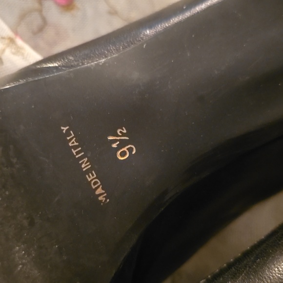 Carisma Pump with Fur Pom-Pom - Picture 5 of 8